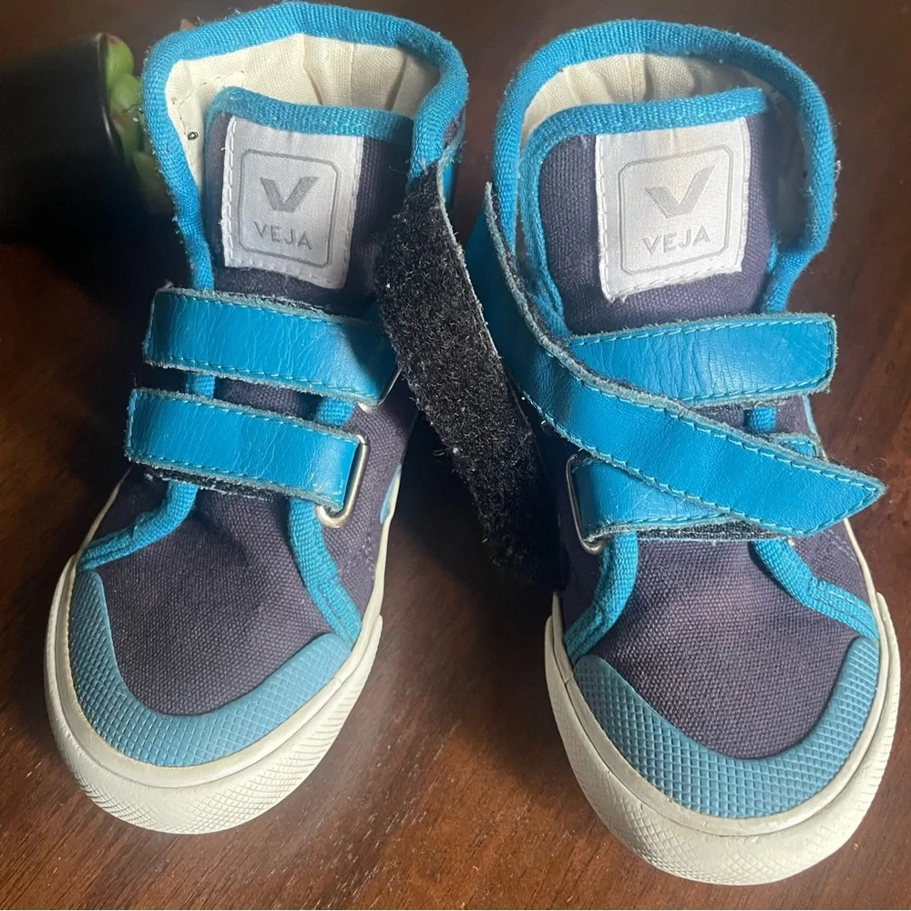 Veja blue white